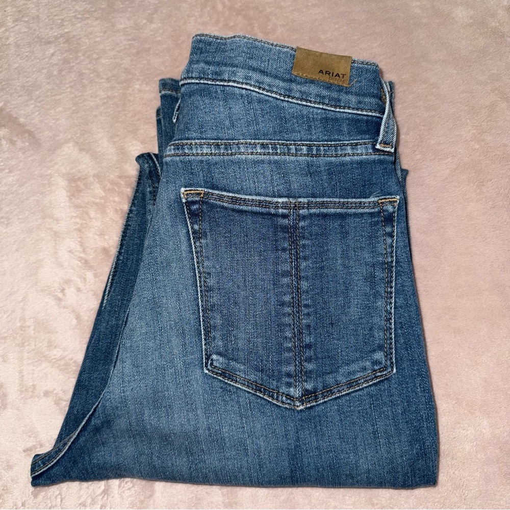 Ariat relaxed straight ultra high rise Jean size 27/L33/1/2
